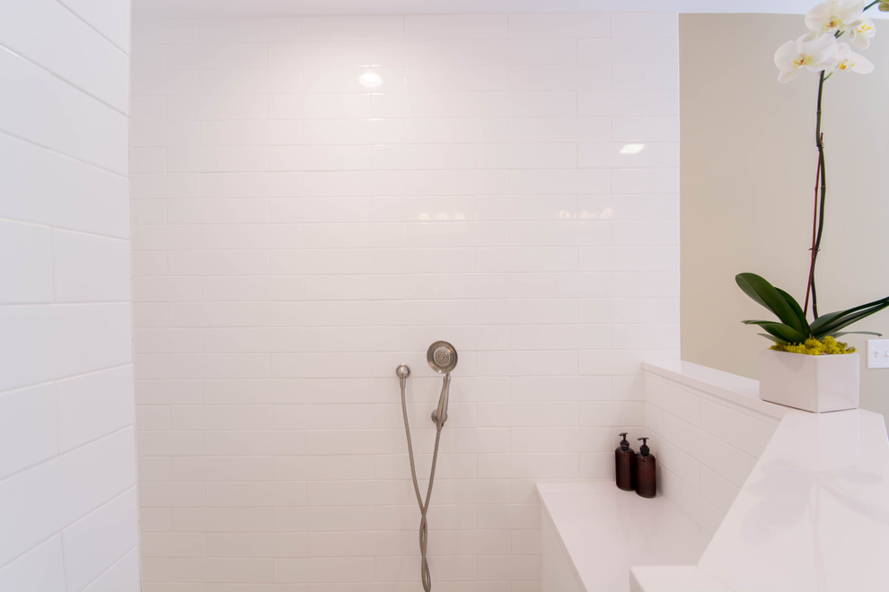 На фото: большая главная ванная комната в стиле неоклассика (современная классика) с фасадами в стиле шейкер, темными деревянными фасадами, белой плиткой, плиткой кабанчик, бежевыми стенами, полом из керамогранита, врезной раковиной, столешницей из искусственного кварца, бежевым полом, открытым душем и белой столешницей