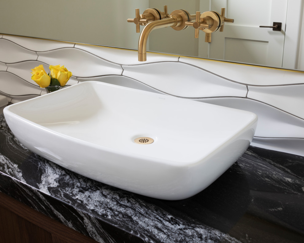 Idee per una stanza da bagno minimalista con piastrelle bianche, lavabo a bacinella, top in granito e top nero