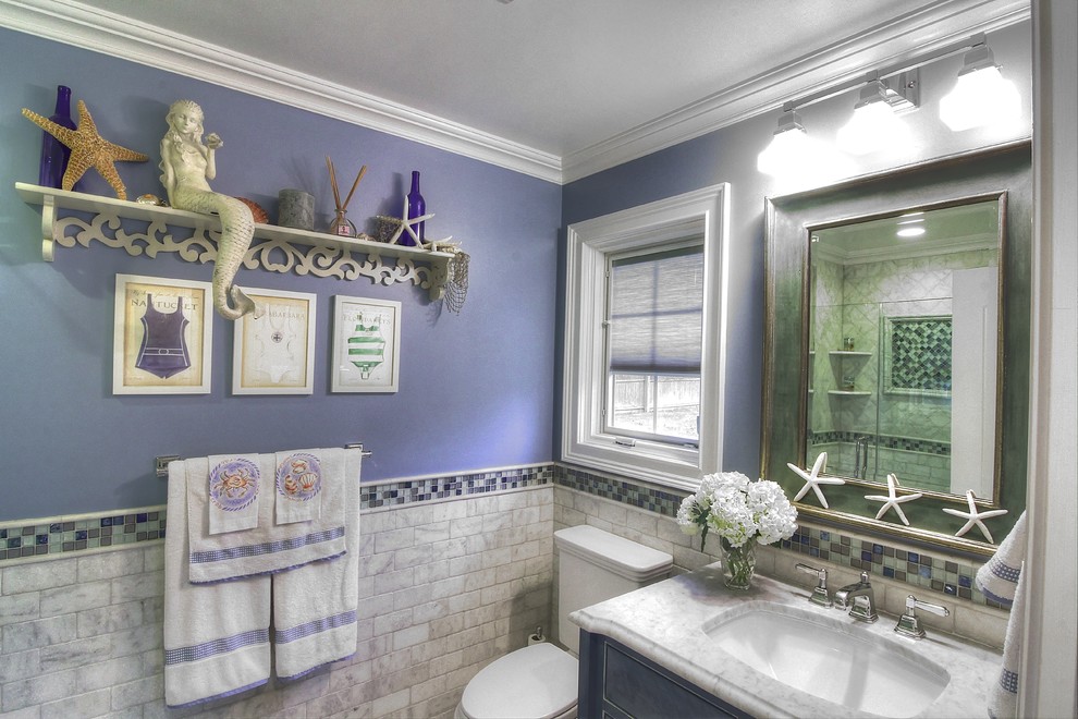 Réalisation d'une salle de bain marine de taille moyenne avec des portes de placard bleues, WC séparés, un carrelage bleu, un carrelage gris, un carrelage blanc, un carrelage métro, un mur bleu, un lavabo encastré et un plan de toilette en marbre.