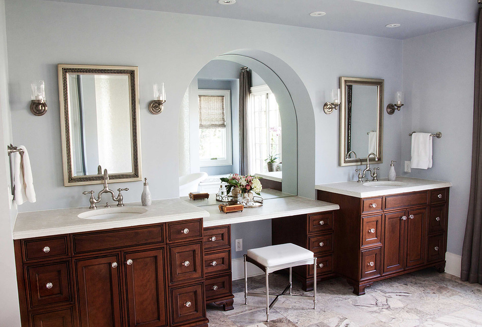 Exemple d'une grande douche en alcôve principale sud-ouest américain en bois foncé avec un placard avec porte à panneau encastré, une baignoire indépendante, WC séparés, un carrelage gris, un carrelage blanc, du carrelage en marbre, un mur bleu, un sol en marbre, un lavabo encastré et un plan de toilette en surface solide.