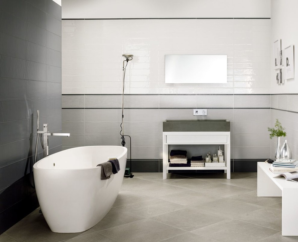 Modelo de cuarto de baño moderno con baldosas y/o azulejos de cerámica