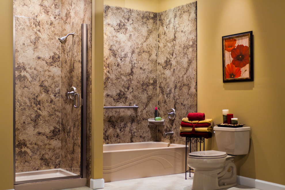 Bild på ett stort vintage en-suite badrum, med ett badkar i en alkov, en dusch i en alkov, en toalettstol med separat cisternkåpa, grå kakel, stenhäll, gula väggar, klinkergolv i porslin, vitt golv och dusch med gångjärnsdörr