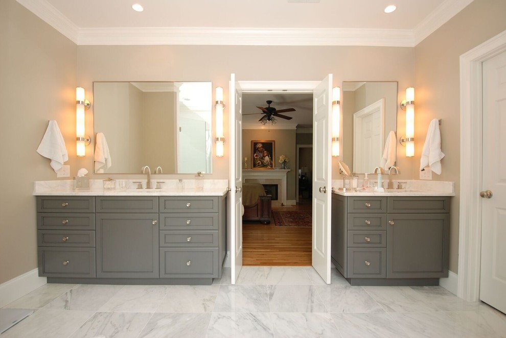 Bild på ett vintage vit vitt en-suite badrum, med luckor med upphöjd panel, grå skåp, marmorgolv, ett undermonterad handfat, bänkskiva i kvarts och vitt golv