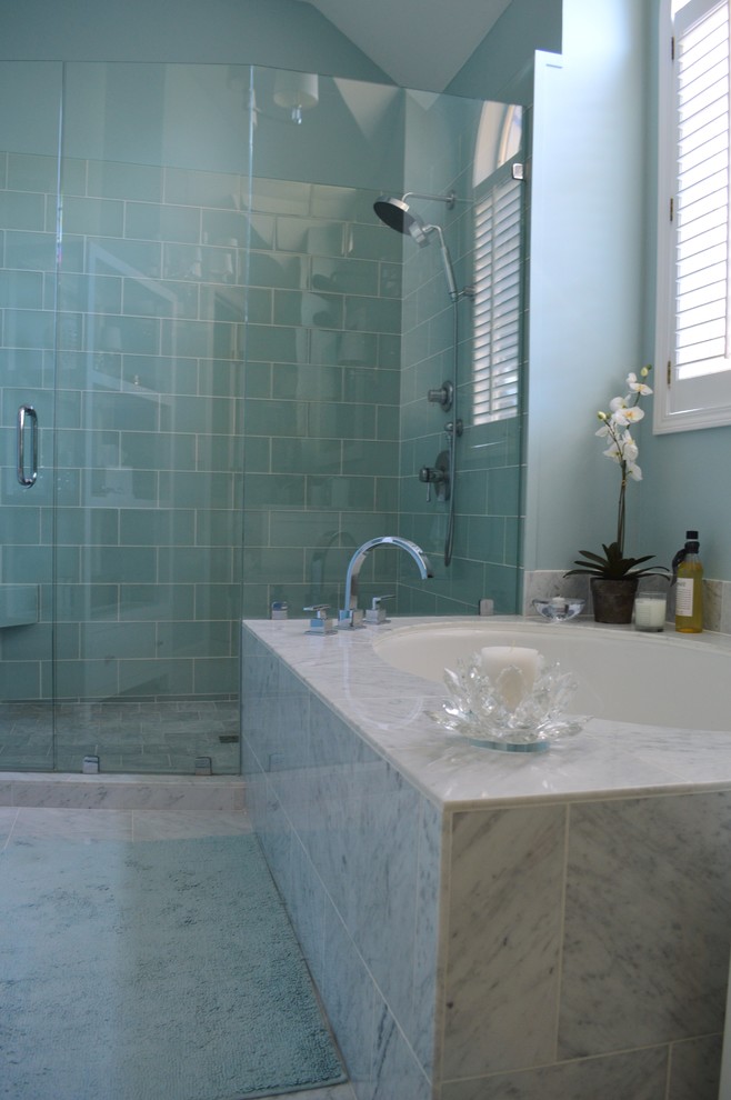 Ispirazione per una stanza da bagno padronale contemporanea di medie dimensioni con lavabo sottopiano, ante lisce, ante bianche, top in marmo, vasca ad alcova, doccia aperta, piastrelle blu, piastrelle di vetro, WC monopezzo, pareti blu e pavimento in marmo