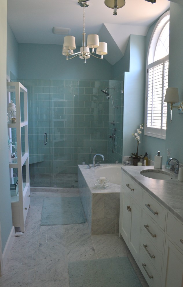 Idées déco pour une salle de bain principale contemporaine de taille moyenne avec un lavabo encastré, un placard à porte plane, des portes de placard blanches, un plan de toilette en marbre, une baignoire en alcôve, une douche ouverte, un carrelage bleu, un carrelage en pâte de verre, WC à poser, un mur bleu et un sol en marbre.