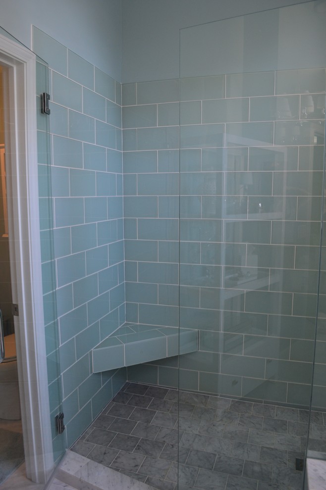 Imagen de cuarto de baño actual con lavabo bajoencimera, armarios con paneles lisos, puertas de armario blancas, encimera de mármol, bañera empotrada, ducha abierta, baldosas y/o azulejos azules y baldosas y/o azulejos de vidrio