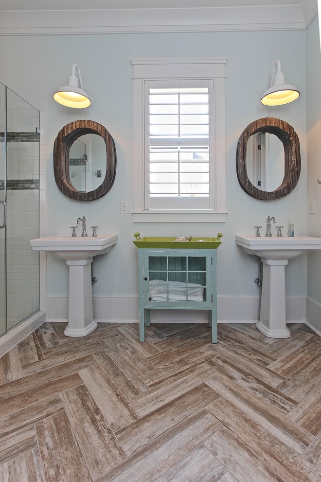 Стильный дизайн: ванная комната в морском стиле с раковиной с пьедесталом, белой плиткой и плиткой кабанчик - последний тренд