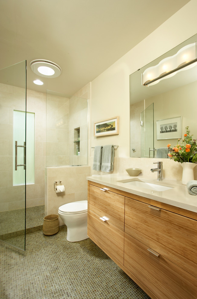 Idée de décoration pour une salle de bain design en bois brun de taille moyenne avec un lavabo encastré, un placard à porte plane, un plan de toilette en quartz modifié, une douche ouverte, WC à poser, un carrelage beige, des carreaux de porcelaine et un mur beige.