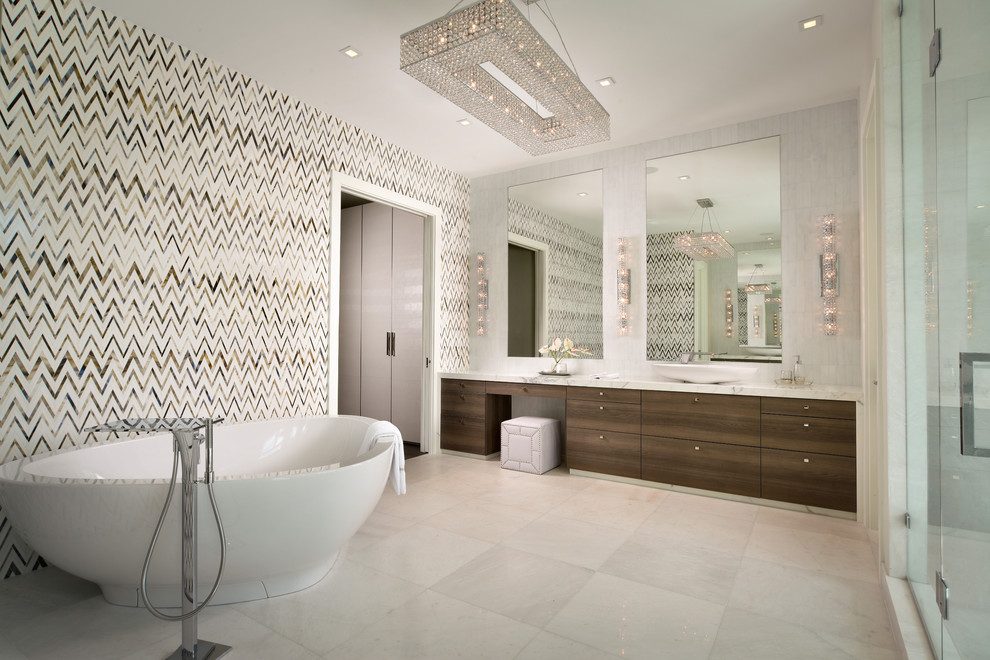 На фото: главная ванная комната в современном стиле с плоскими фасадами, темными деревянными фасадами, отдельно стоящей ванной, разноцветной плиткой и настольной раковиной с