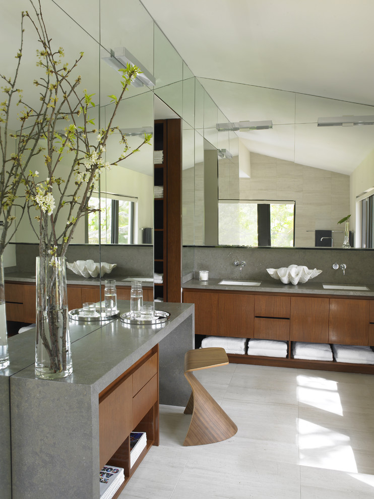 Modernes Badezimmer mit Unterbauwaschbecken, flächenbündigen Schrankfronten, hellbraunen Holzschränken und grauen Fliesen in Miami