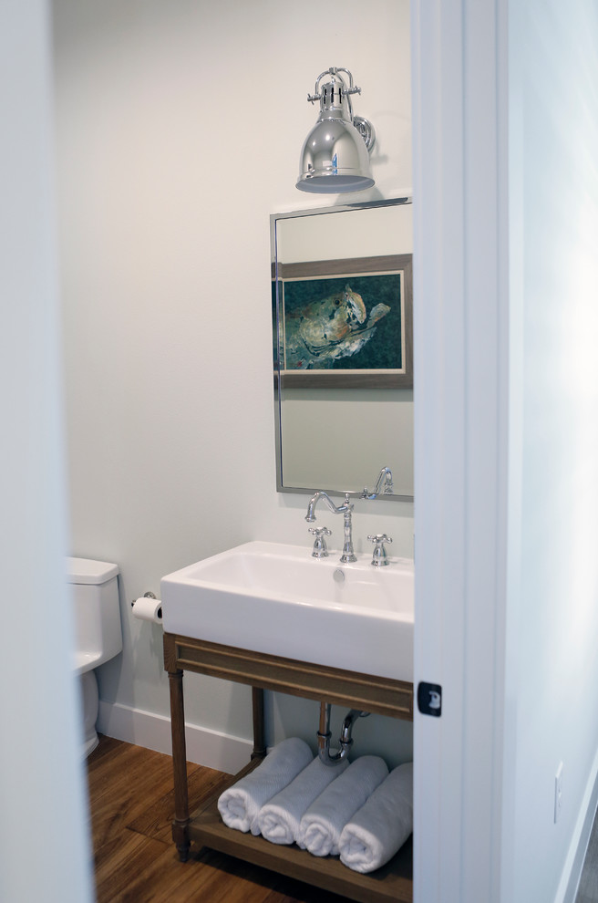 Example of a cottage bathroom design in Tampa