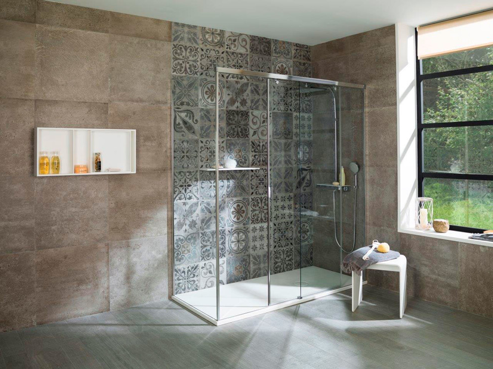 Пример оригинального дизайна: большая главная ванная комната в стиле неоклассика (современная классика) с угловым душем, серой плиткой, коричневыми стенами, полом из керамогранита, серым полом и душем с раздвижными дверями