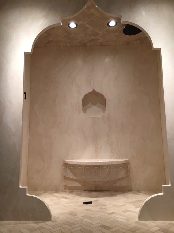 Großes Mediterranes Badezimmer En Suite mit Duschnische, Toilette mit Aufsatzspülkasten, beigen Fliesen, Travertinfliesen, beiger Wandfarbe, Travertin, beigem Boden und offener Dusche in Toronto