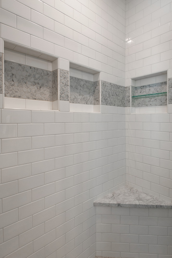 Источник вдохновения для домашнего уюта: детская ванная комната среднего размера в стиле неоклассика (современная классика) с фасадами островного типа, белыми фасадами, душем в нише, раздельным унитазом, белой плиткой, керамической плиткой, серыми стенами, полом из керамогранита, врезной раковиной, столешницей из кварцита, серым полом, душем с раздвижными дверями и серой столешницей