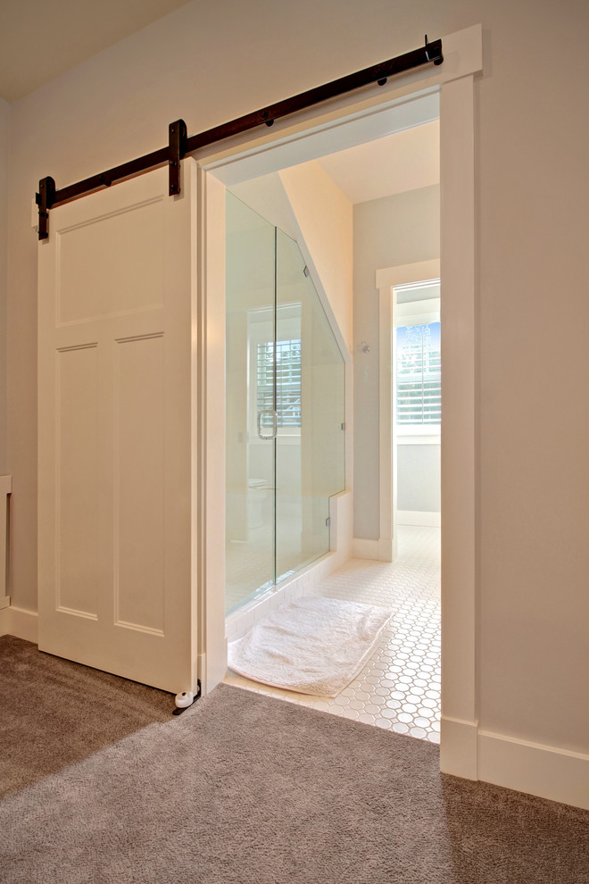 Идея дизайна: ванная комната среднего размера в стиле кантри с душем в нише, белой плиткой, керамогранитной плиткой, белыми стенами, полом из керамогранита и душевой кабиной