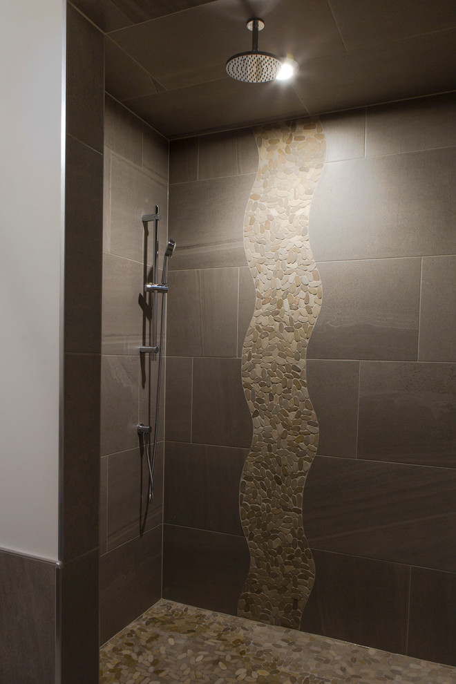 Immagine di una stanza da bagno american style con doccia alcova