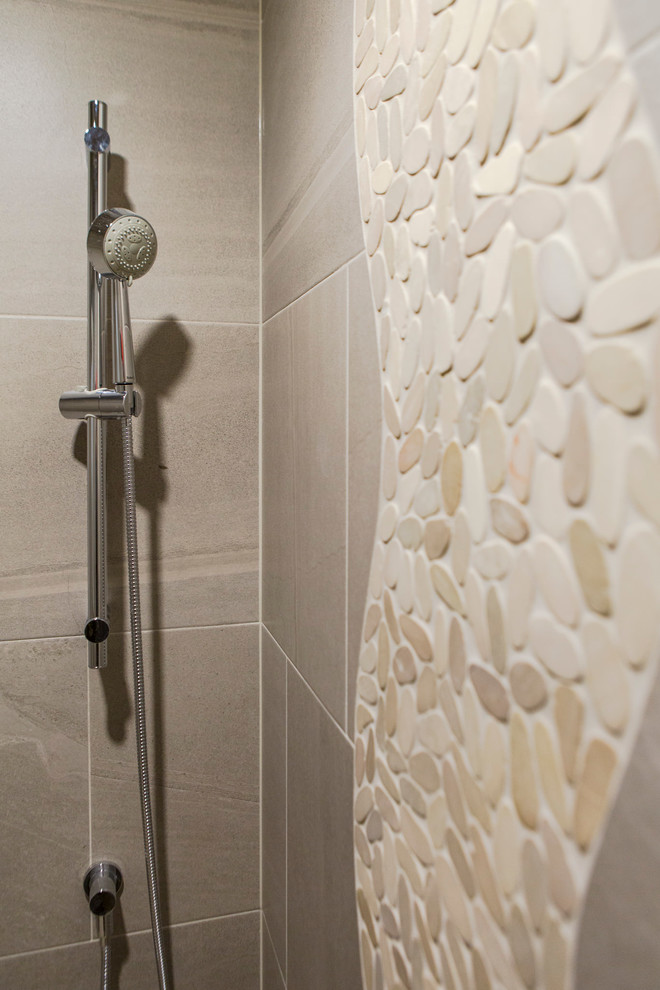 Rustikales Badezimmer mit Duschnische in Vancouver