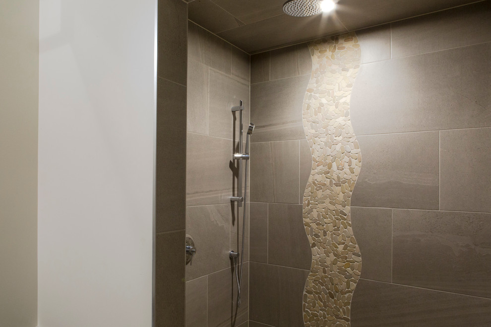 Immagine di una stanza da bagno american style con doccia alcova