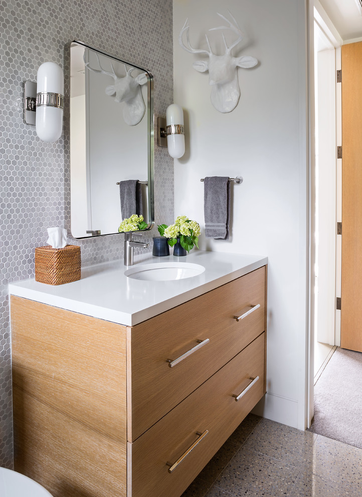 Foto di una stanza da bagno contemporanea di medie dimensioni con ante lisce, ante in legno chiaro, piastrelle grigie, piastrelle in pietra, pareti bianche, lavabo sottopiano, top in quarzo composito e top bianco