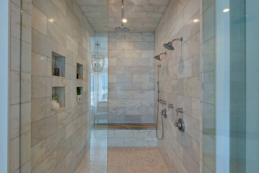 Diseño de cuarto de baño marinero grande con armarios estilo shaker, puertas de armario grises, bañera exenta, ducha doble, suelo de baldosas de porcelana, lavabo bajoencimera y encimera de mármol