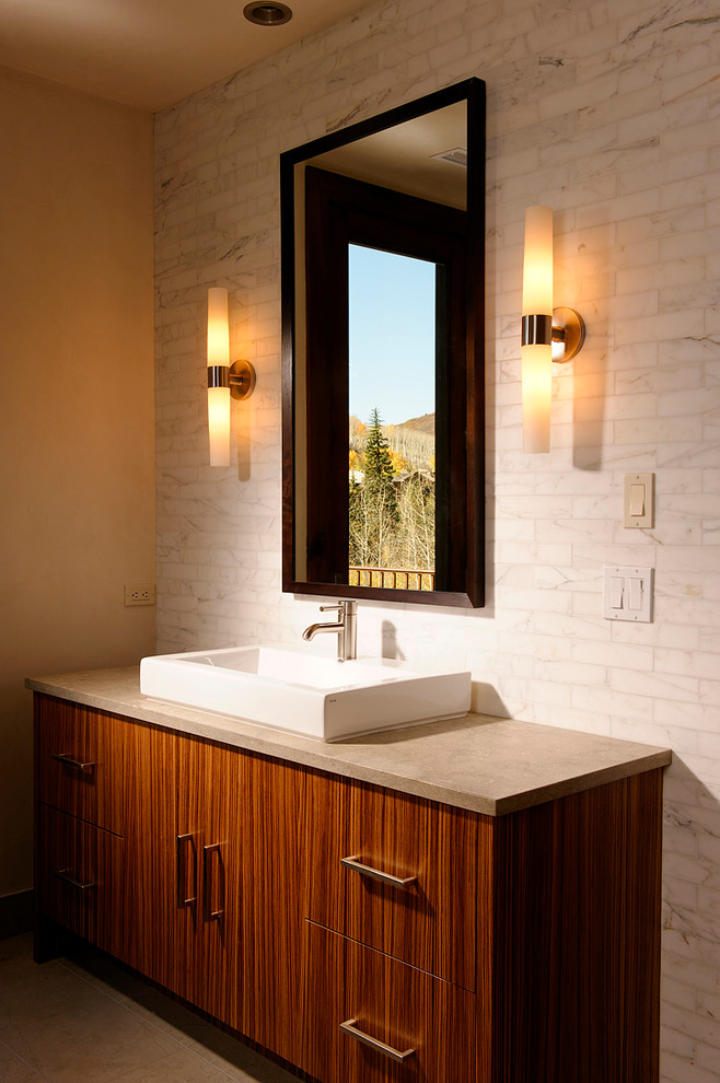 Идея дизайна: ванная комната в стиле неоклассика (современная классика) с плоскими фасадами, фасадами цвета дерева среднего тона, белой плиткой, каменной плиткой, бежевыми стенами, полом из известняка и столешницей из гранита