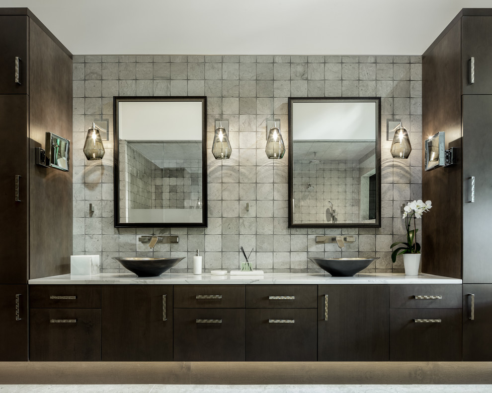 Идея дизайна: ванная комната в современном стиле с плоскими фасадами, темными деревянными фасадами, серой плиткой, настольной раковиной, серым полом и белой столешницей