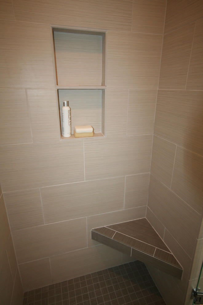 Inredning av ett modernt en-suite badrum, med vita skåp, ett fristående badkar, grå kakel, keramikplattor, grå väggar och bänkskiva i kvarts