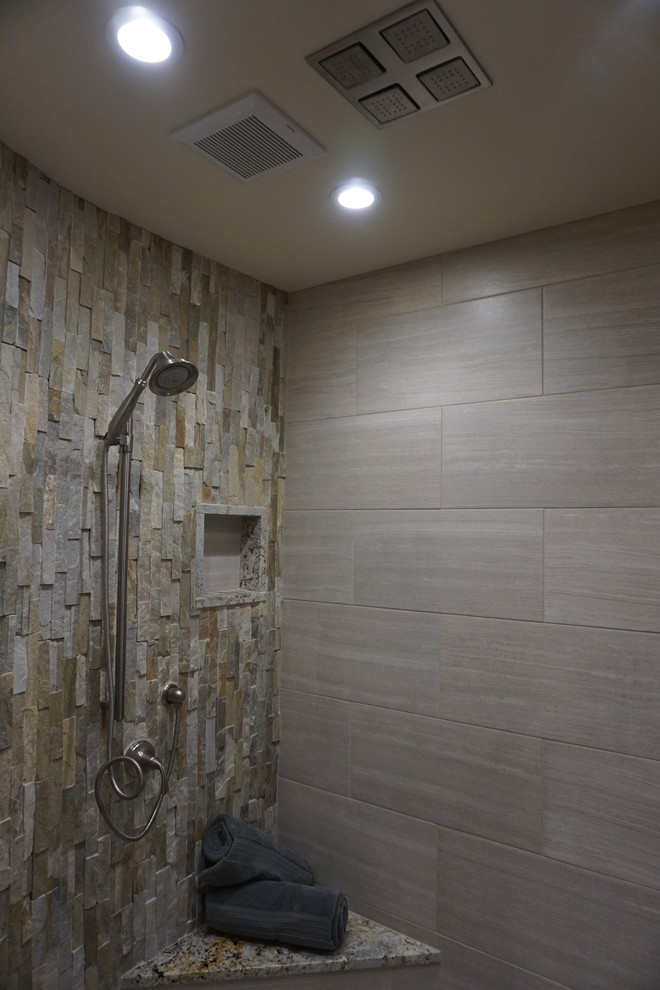 Idee per una grande stanza da bagno padronale chic con ante in stile shaker, ante in legno bruno, doccia alcova, lavabo sottopiano e top in granito