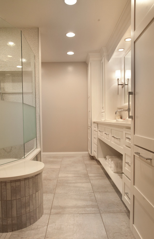 Пример оригинального дизайна: большая главная ванная комната в современном стиле с фасадами в стиле шейкер, белыми фасадами, душем в нише, раздельным унитазом, белой плиткой, керамической плиткой, белыми стенами, полом из керамической плитки, настольной раковиной, столешницей из искусственного камня, серым полом и душем с распашными дверями