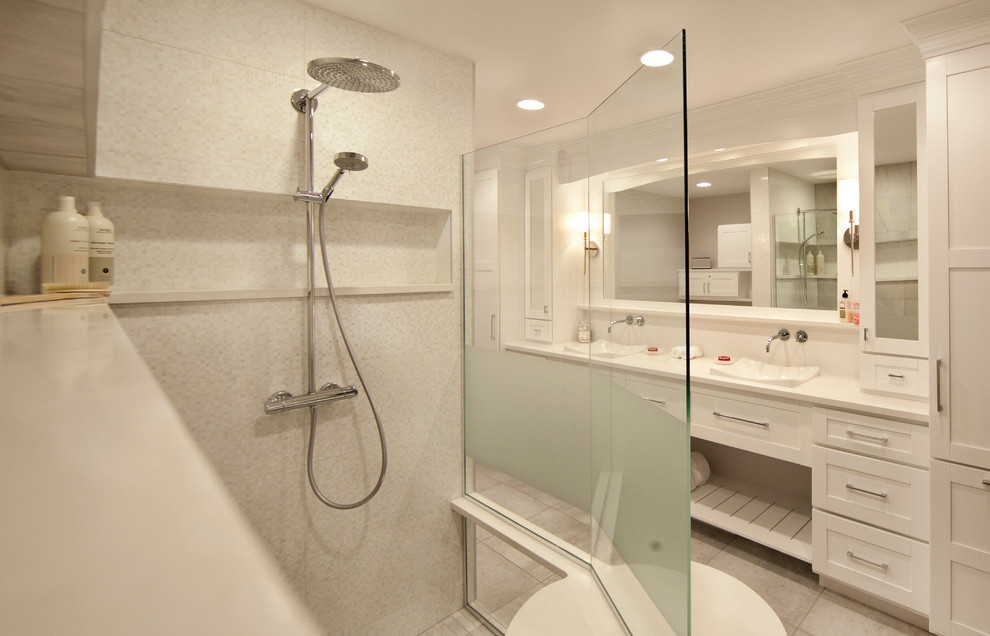 Пример оригинального дизайна: большая главная ванная комната в современном стиле с фасадами в стиле шейкер, белыми фасадами, душем в нише, раздельным унитазом, белой плиткой, керамической плиткой, белыми стенами, полом из керамической плитки, настольной раковиной, столешницей из искусственного камня, серым полом и душем с распашными дверями