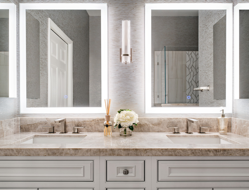 Cette image montre une petite salle de bain principale design avec un carrelage blanc, des carreaux de porcelaine, un sol en carrelage de porcelaine, un plan de toilette en quartz et un sol blanc.