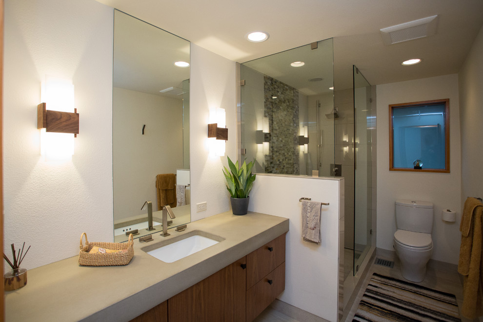 Stilmix Badezimmer mit farbigen Fliesen, Fliesen aus Glasscheiben, Porzellan-Bodenfliesen, Beton-Waschbecken/Waschtisch und Falttür-Duschabtrennung in Portland