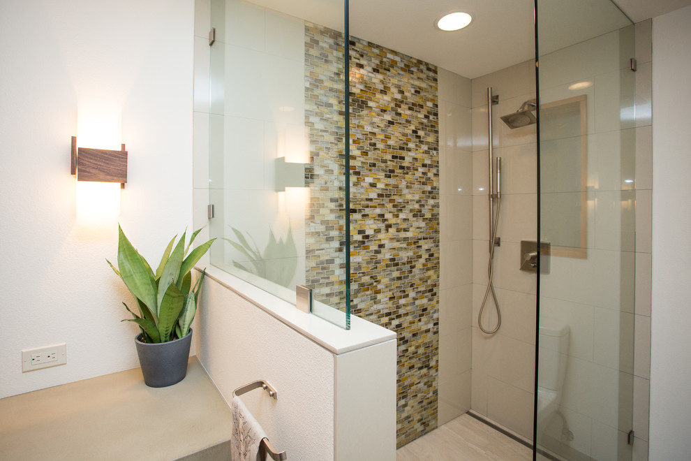 Идея дизайна: ванная комната в стиле фьюжн с разноцветной плиткой, плиткой из листового стекла, полом из керамогранита, столешницей из бетона и душем с распашными дверями