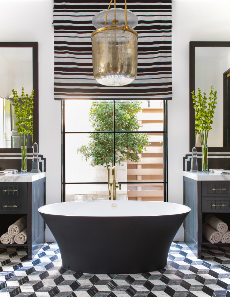 Идея дизайна: главная ванная комната в средиземноморском стиле с черными фасадами, отдельно стоящей ванной, белыми стенами, полом из керамической плитки и разноцветным полом