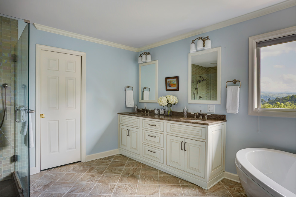 Inspiration för stora minimalistiska en-suite badrum, med luckor med upphöjd panel, vita skåp, ett fristående badkar, en toalettstol med hel cisternkåpa, blå väggar, klinkergolv i porslin, ett undermonterad handfat, granitbänkskiva och beiget golv
