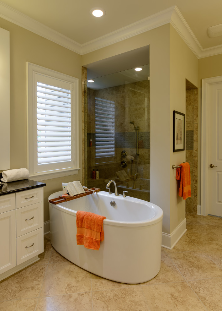 На фото: главная ванная комната среднего размера в современном стиле с фасадами с утопленной филенкой, белыми фасадами, японской ванной, угловым душем, бежевой плиткой, желтыми стенами и душем с распашными дверями