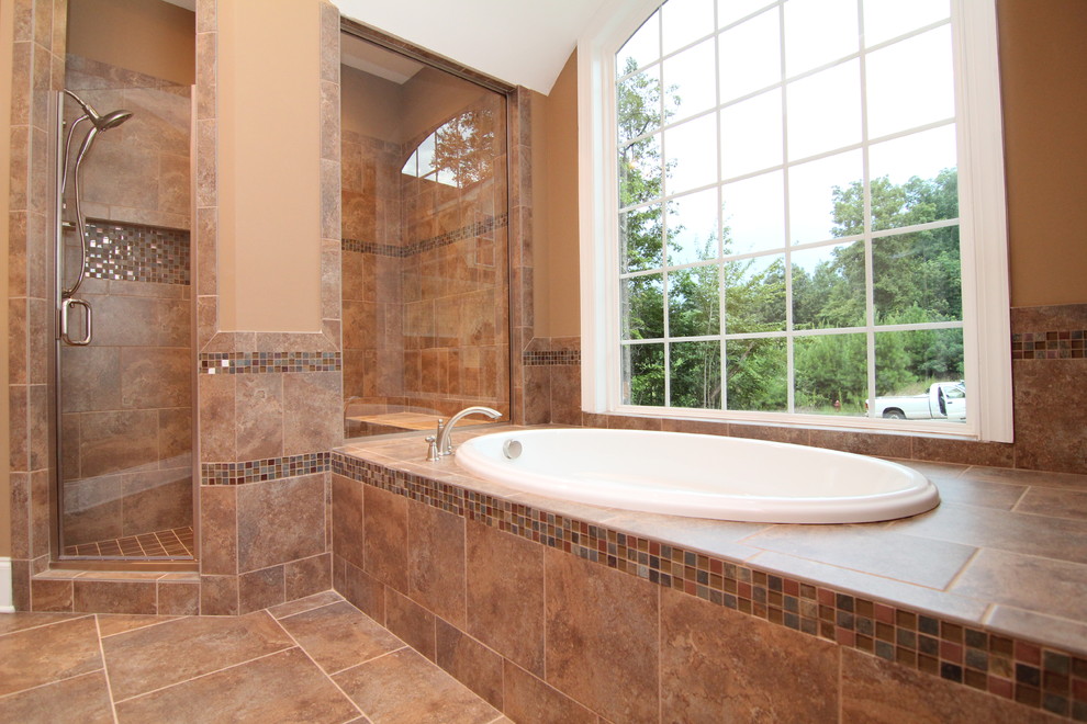 Exempel på ett stort klassiskt en-suite badrum, med ett undermonterad handfat, luckor med infälld panel, skåp i mellenmörkt trä, granitbänkskiva, ett badkar i en alkov, en hörndusch, en toalettstol med hel cisternkåpa, brun kakel, keramikplattor, beige väggar och klinkergolv i keramik