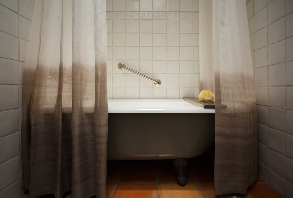 Inspiration för ett mellanstort eklektiskt en-suite badrum, med ett badkar med tassar, klinkergolv i terrakotta, vit kakel och porslinskakel