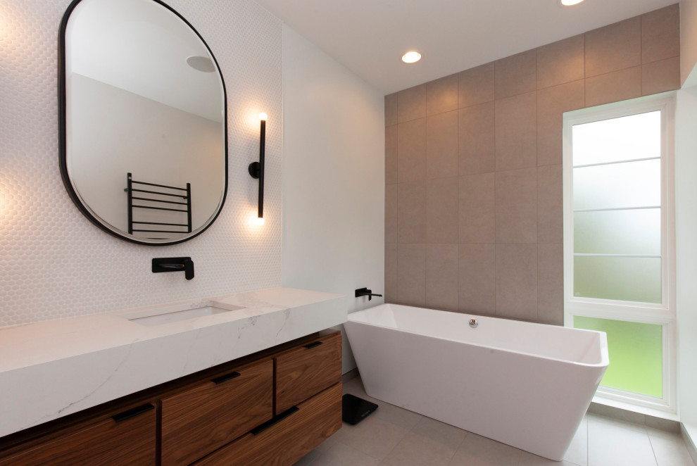 Idéer för stora funkis vitt badrum med dusch, med släta luckor, skåp i mellenmörkt trä, ett japanskt badkar, en dusch i en alkov, vit kakel, mosaik, vita väggar, klinkergolv i porslin, ett undermonterad handfat, bänkskiva i kvarts, beiget golv och dusch med skjutdörr