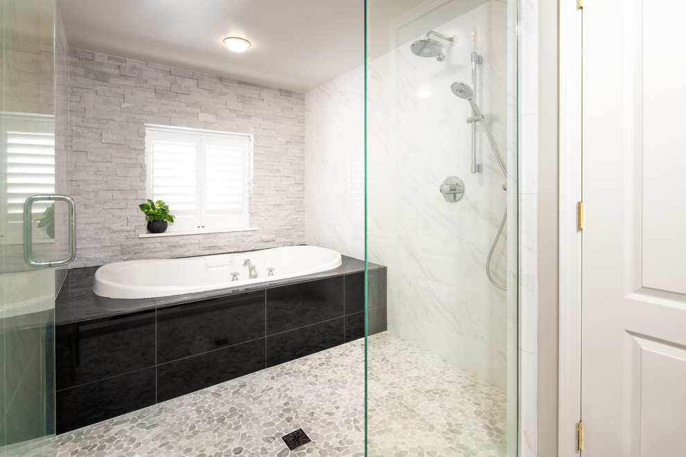 Пример оригинального дизайна: ванная комната среднего размера в восточном стиле с японской ванной, душевой комнатой, белой плиткой, керамогранитной плиткой, белыми стенами, полом из галечной плитки, серым полом и душем с распашными дверями