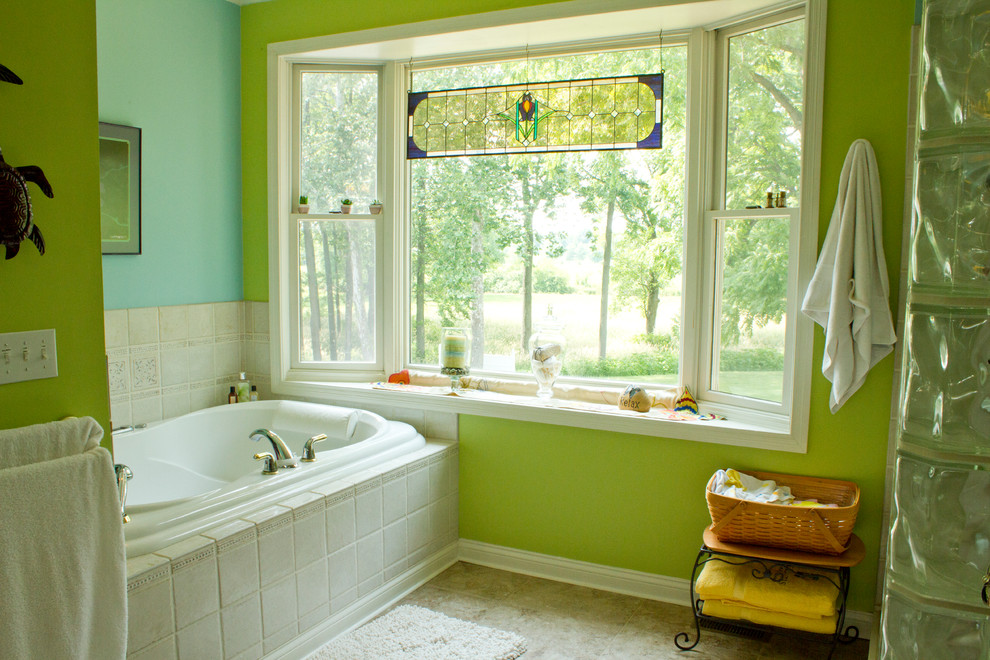 Immagine di una stanza da bagno padronale tradizionale di medie dimensioni con vasca ad alcova e pareti verdi