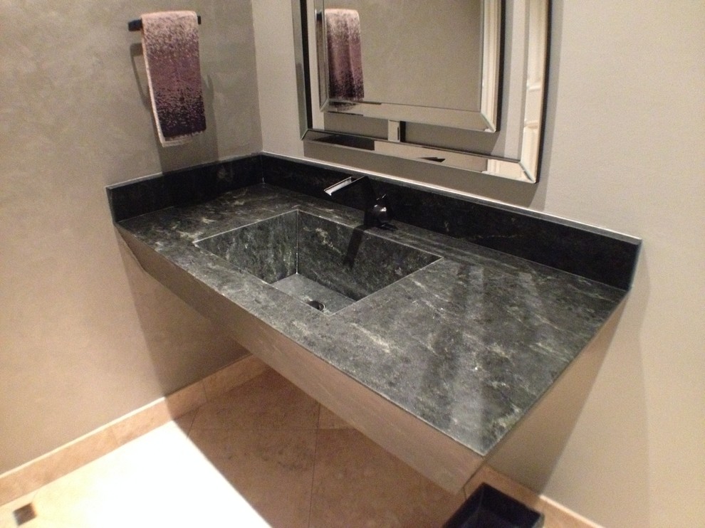Ispirazione per una stanza da bagno moderna con lavabo integrato, top in saponaria, piastrelle beige, pareti grigie e pavimento con piastrelle in ceramica