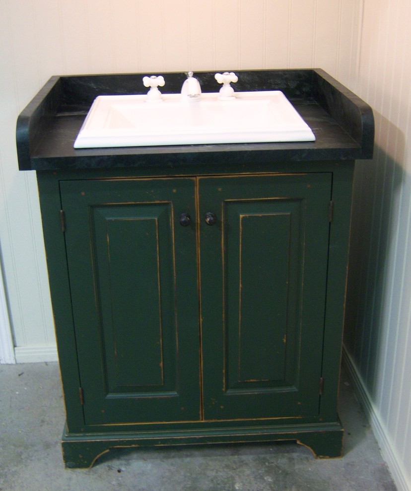 Foto de cuarto de baño de estilo americano con lavabo encastrado, puertas de armario verdes y encimera de esteatita