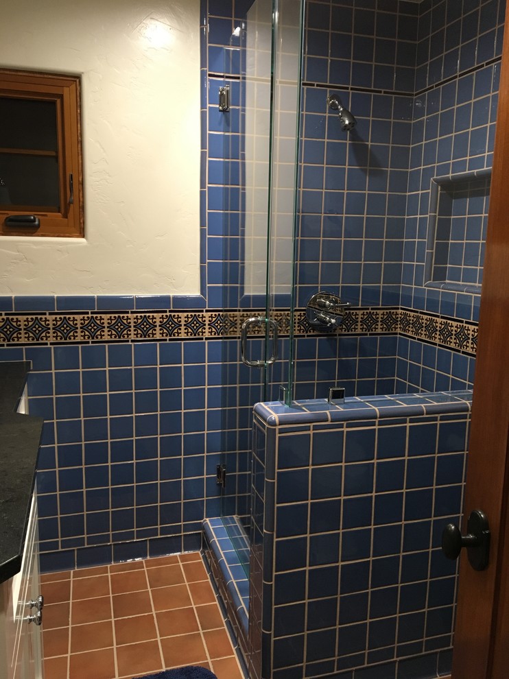 Idéer för att renovera ett litet medelhavsstil badrum med dusch, med skåp i shakerstil, vita skåp, en hörndusch, blå kakel, beige väggar, ett undermonterad handfat och bänkskiva i täljsten