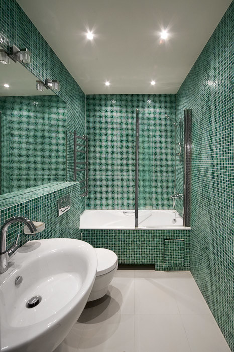 Idéer för ett litet modernt en-suite badrum, med en vägghängd toalettstol, grön kakel, gröna väggar och klinkergolv i keramik