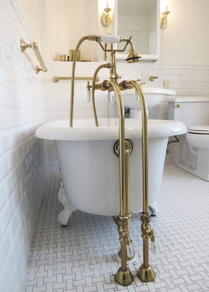 Foto di una stanza da bagno con doccia moderna di medie dimensioni con vasca freestanding, WC a due pezzi, piastrelle bianche, piastrelle diamantate, pareti bianche, lavabo a colonna e pavimento bianco