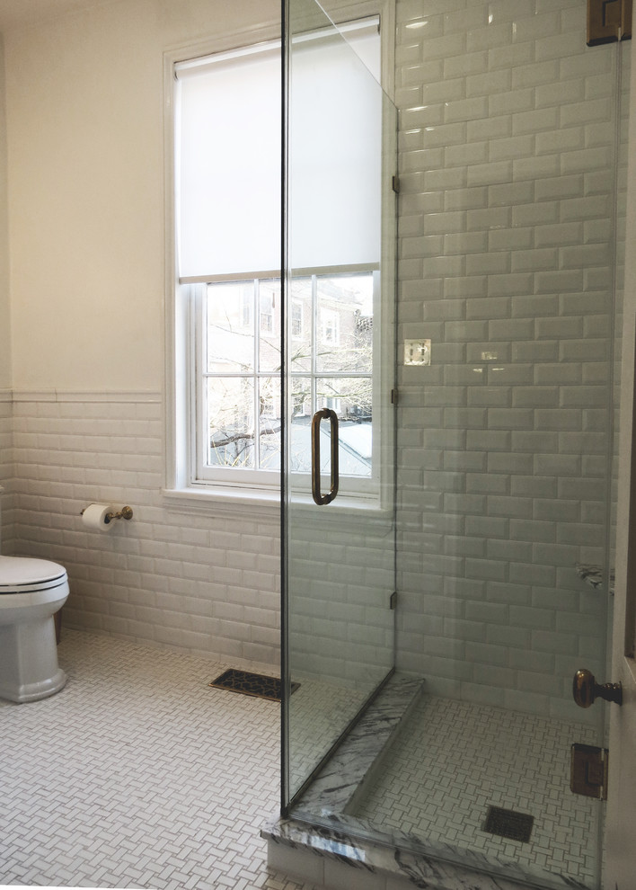 Mittelgroßes Modernes Duschbad mit freistehender Badewanne, Wandtoilette mit Spülkasten, weißen Fliesen, Metrofliesen, weißer Wandfarbe, Sockelwaschbecken und weißem Boden in Philadelphia