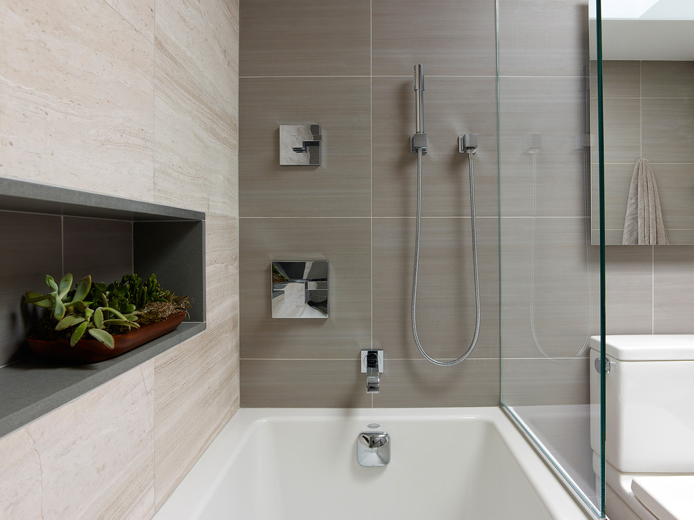 Ispirazione per una stanza da bagno contemporanea con vasca ad alcova, doccia alcova, WC a due pezzi, piastrelle multicolore e piastrelle in gres porcellanato
