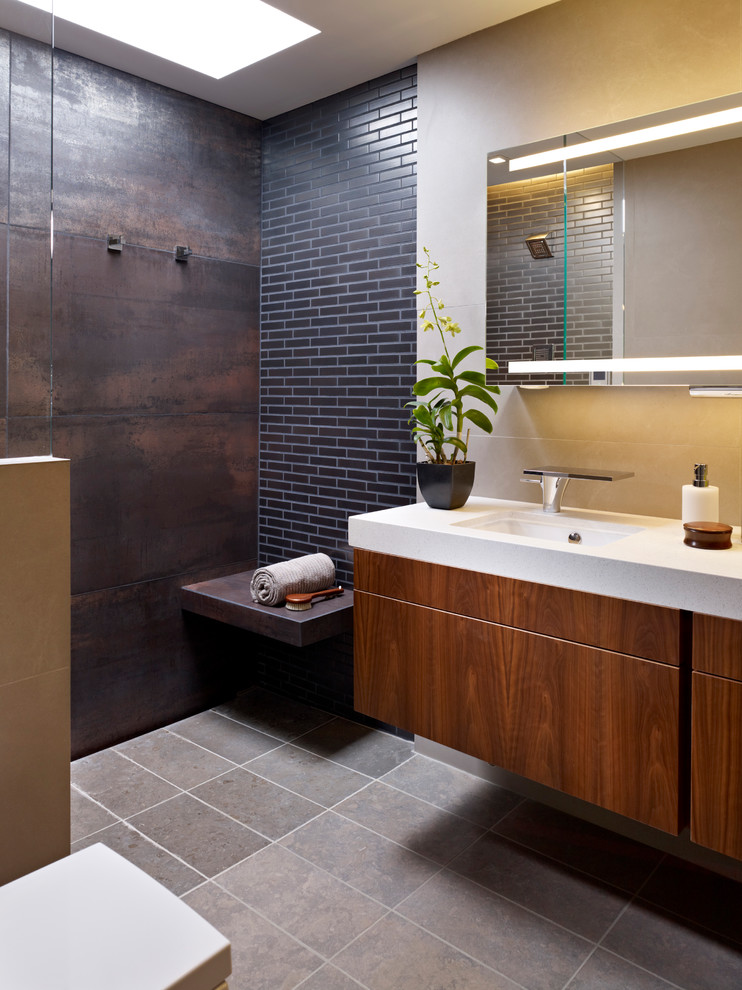 Idéer för ett modernt badrum, med släta luckor, skåp i mellenmörkt trä, ett undermonterad handfat, bänkskiva i kvarts, en kantlös dusch, porslinskakel, klinkergolv i porslin, grå kakel, grått golv och med dusch som är öppen