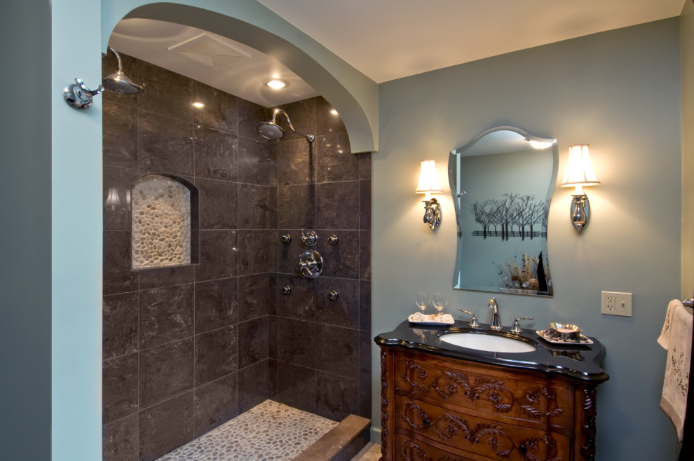 Свежая идея для дизайна: большая главная ванная комната в классическом стиле с синими стенами, фасадами островного типа, темными деревянными фасадами, открытым душем, серой плиткой, плиткой из сланца, полом из керамической плитки, врезной раковиной, бежевым полом и открытым душем - отличное фото интерьера